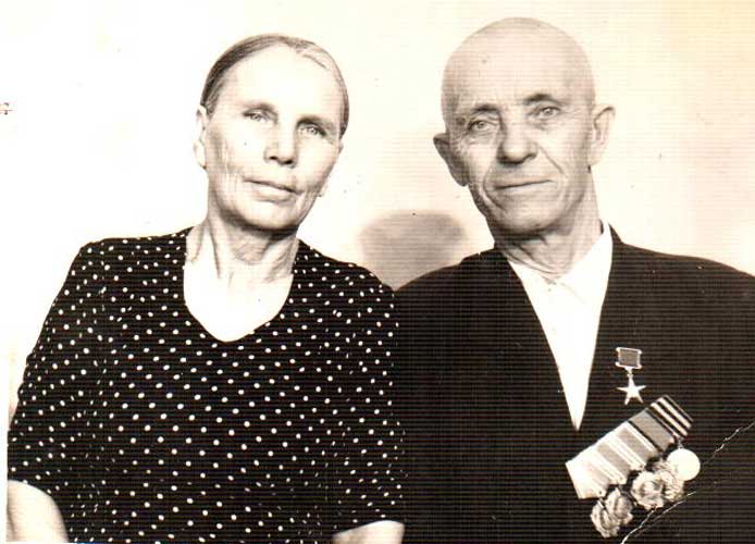 Духанин Е.И. с женой Татьяной Ивановной, 1969 г. Фото предоставлено дочерью Героя Курносовой Людмилой Ефимовной.