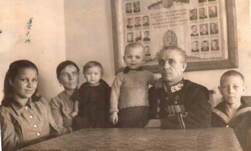 Духанин Е.И. со своими детьми, 1950-е годы. Фото предоставлено дочерью Героя Курносовой Людмилой Ефимовной.