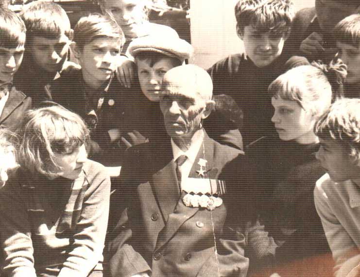 Духанин Е.И. со школьниками на хуторе Апаринка. Фото предоставлено дочерью Героя Курносовой Людмилой Ефимовной.