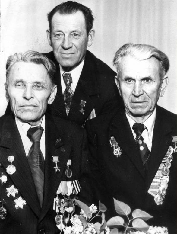 Н.Т.Пуха (слева) с земляками-Героями И.Г.Лысановым и П.М.Кутеповым. Начало 70-х годов.