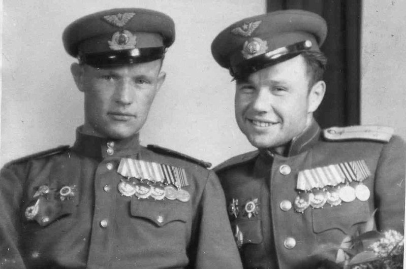 А.С. Богданов (справа), летчик с однополчанином