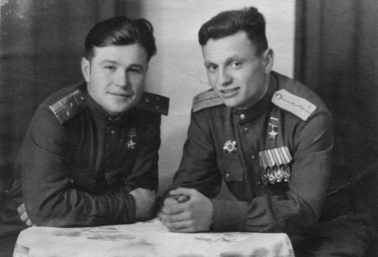 А.С. Богданов (слева), летчик с другом Иваном Староконь