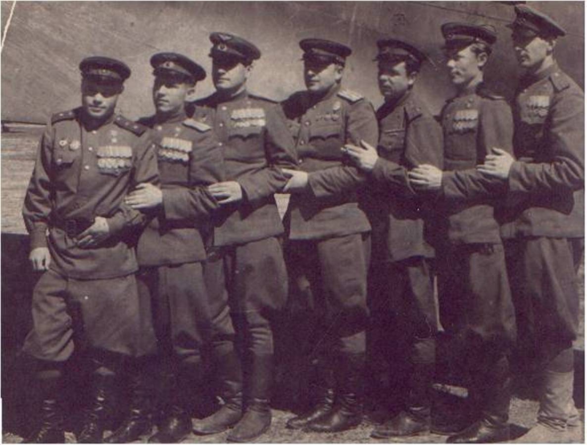 В.И.Сафонов (первый слева) с боевыми товарищами