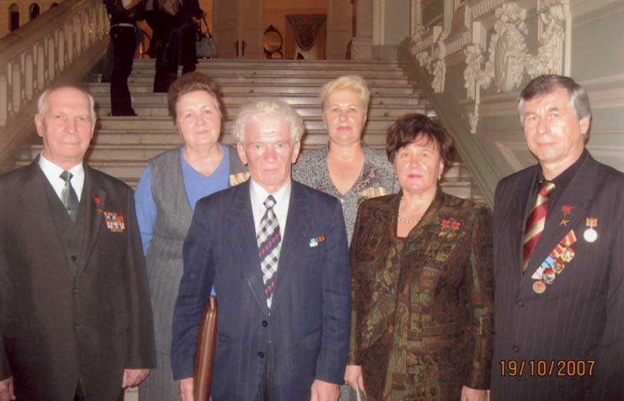 Пряхин Александр Иванович (крайний справа), рядом Голубева В.Н., крайний слева Брыкалов В.Г. Фото из личного архива Героя.
