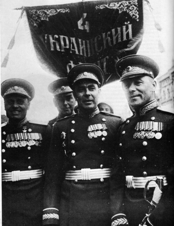 Л.И. Брежнев на Параде Победы (слева А.Л. Бондарев)  