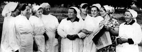А.Т.Джуган (вторая справа) с работницами фермы. с.Мачехи, 1980 г.