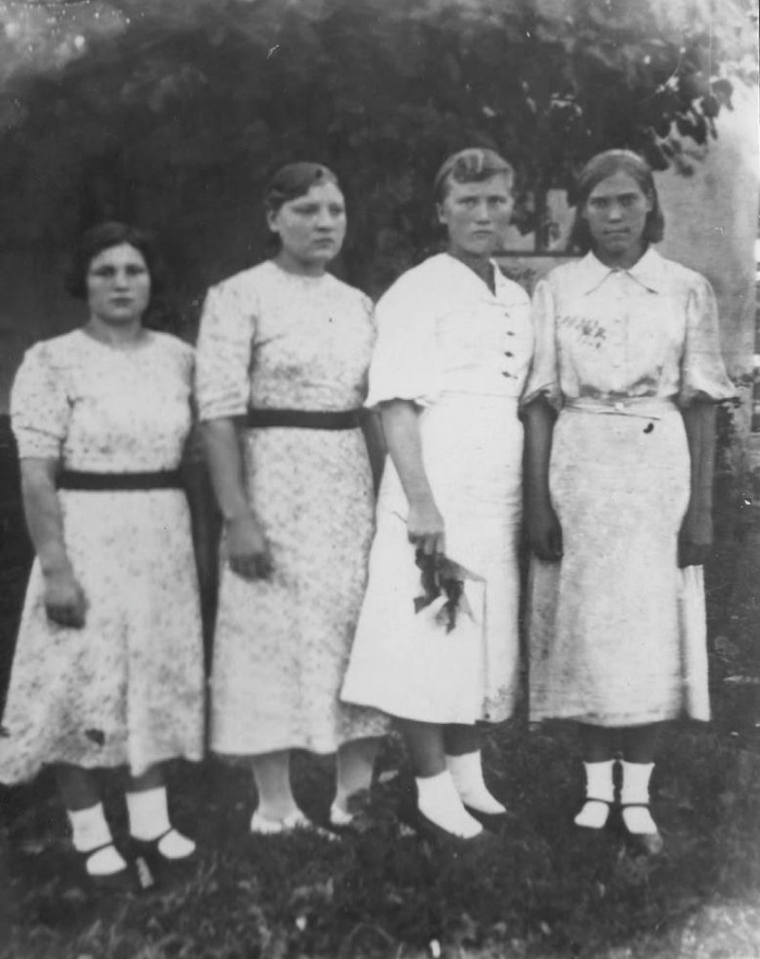 Ксения Константинова (вторая справа) в фельдшерско-акушерской школе