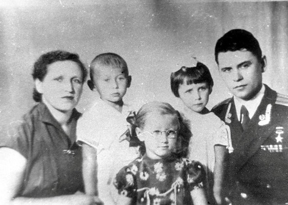 В.М.Колесников с женой Зинаидой и дочерьми