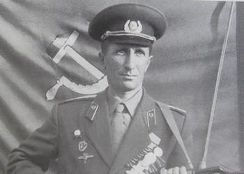 С.П.Пульников у развернутого Боевого Знамени части