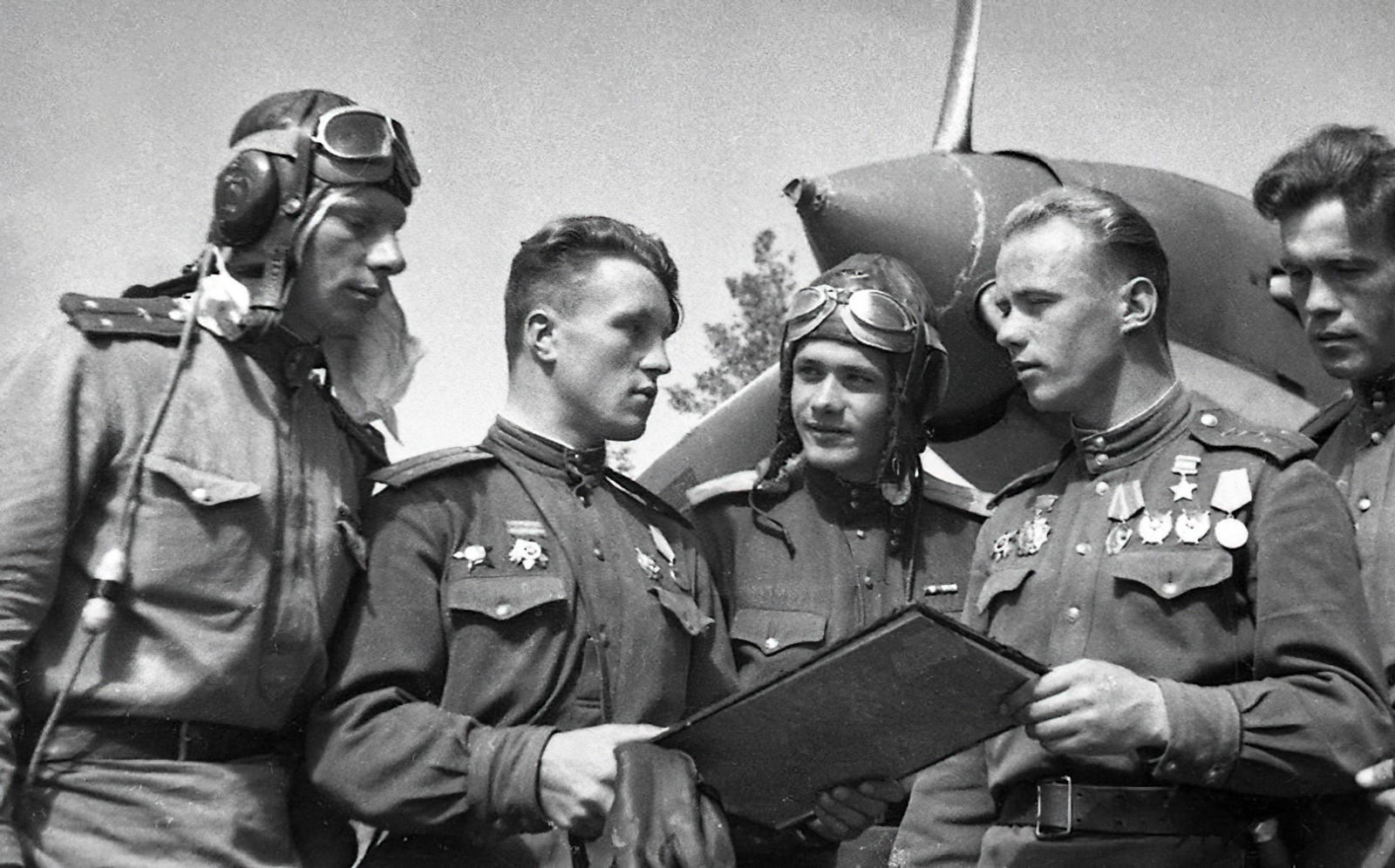 Г.Г. Ульяновский с экипажем, 1944 год