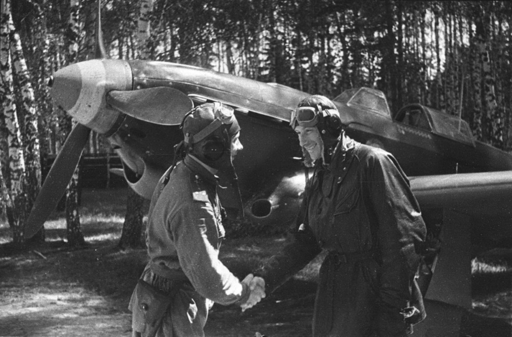 С.А. Сибирин (слева) поздравляет французкого летчика А. Титтольфа