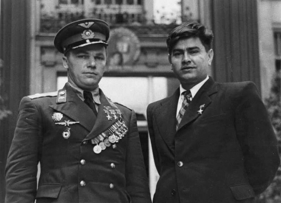 И.Н. Кожедуб и А.П. Маресьев, 1948 год