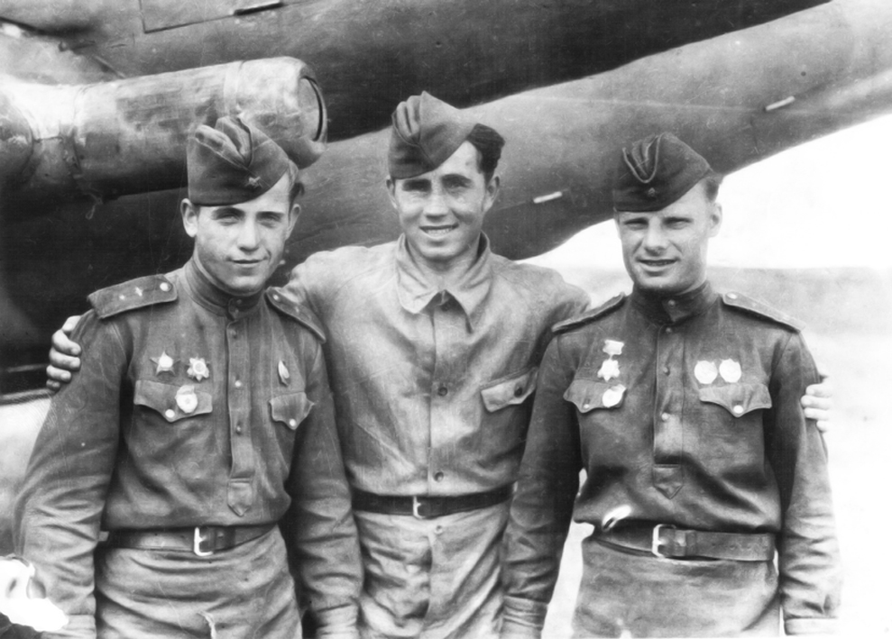 Н.Н. Кирток с однополчанами, 1944 год