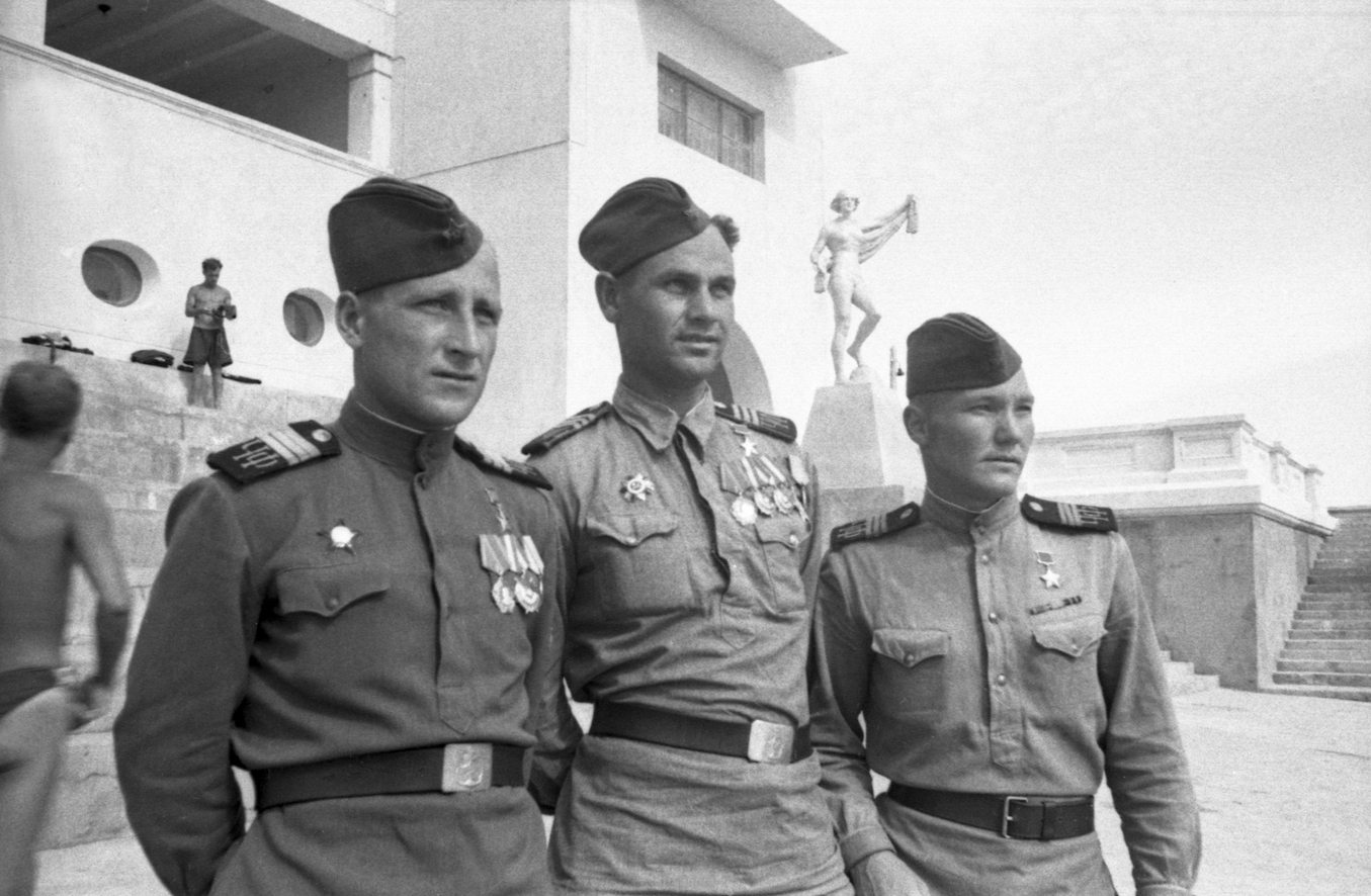 Н.А. Гребенюк с товарищами, 1945 год