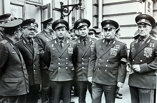 В.В.Решетников с группой генералов, 1970-е годы